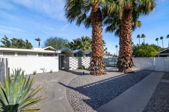1750 S Araby Dr in Palm Springs, CA - Foto de edificio - Building Photo