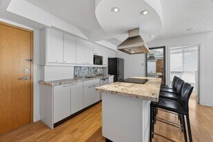550 Queens Quay W in Toronto, ON - Building Photo