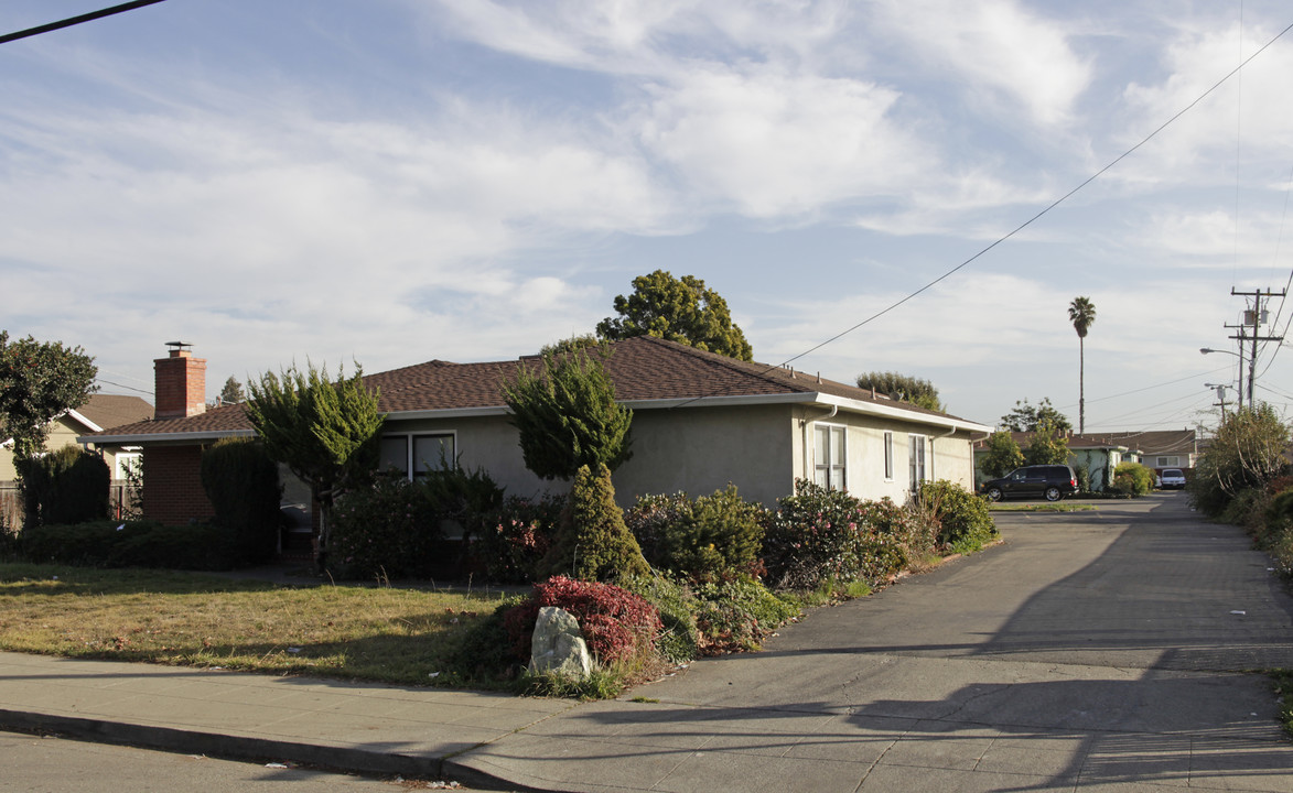 704 Bartlett Ave in Hayward, CA - Building Photo