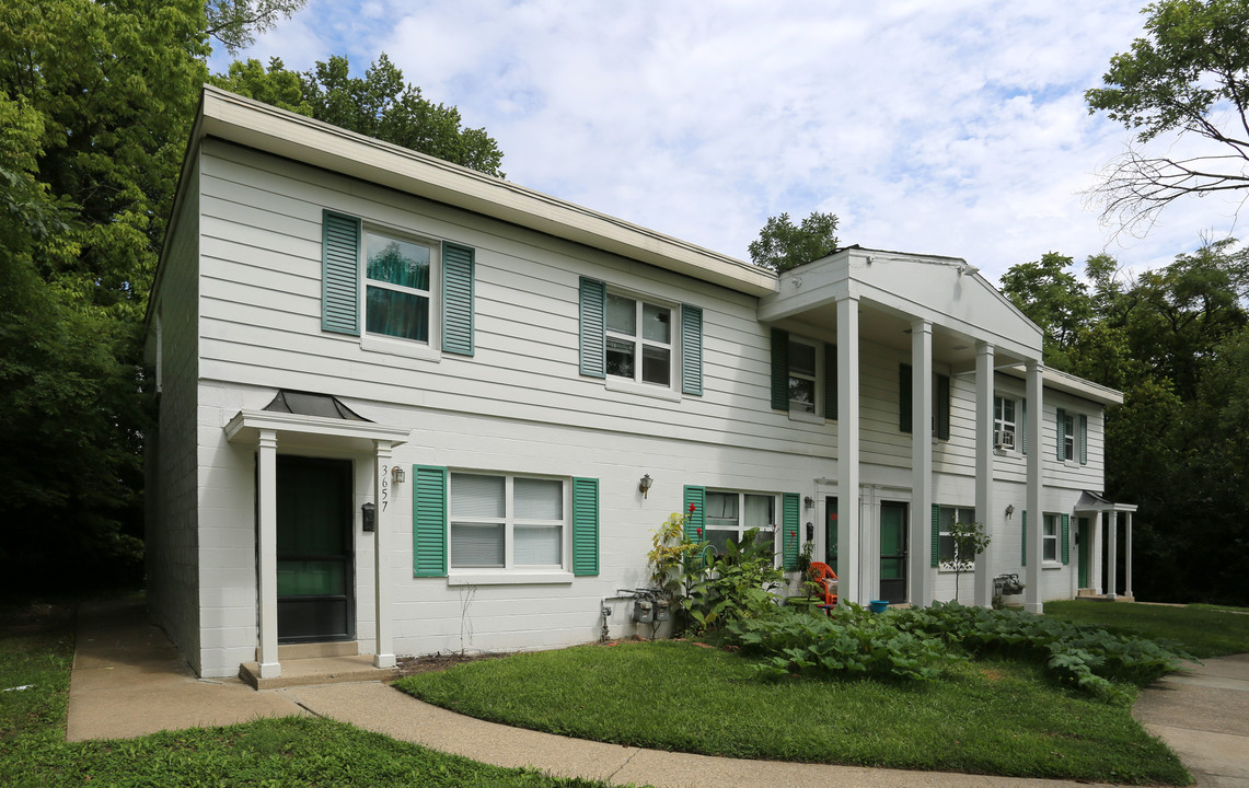 Colonial Village in Cincinnati, OH - Building Photo