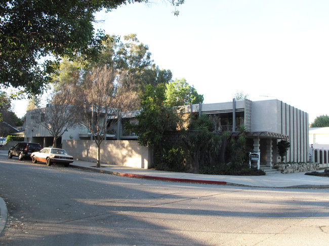 Country Club Apartments in Woodland Hills, CA - Building Photo - Building Photo