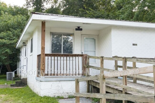 property at 1102 N Hawthorne St