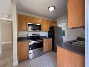 400 Metcalf Ct in West Palm Beach, FL - Building Photo - Building Photo