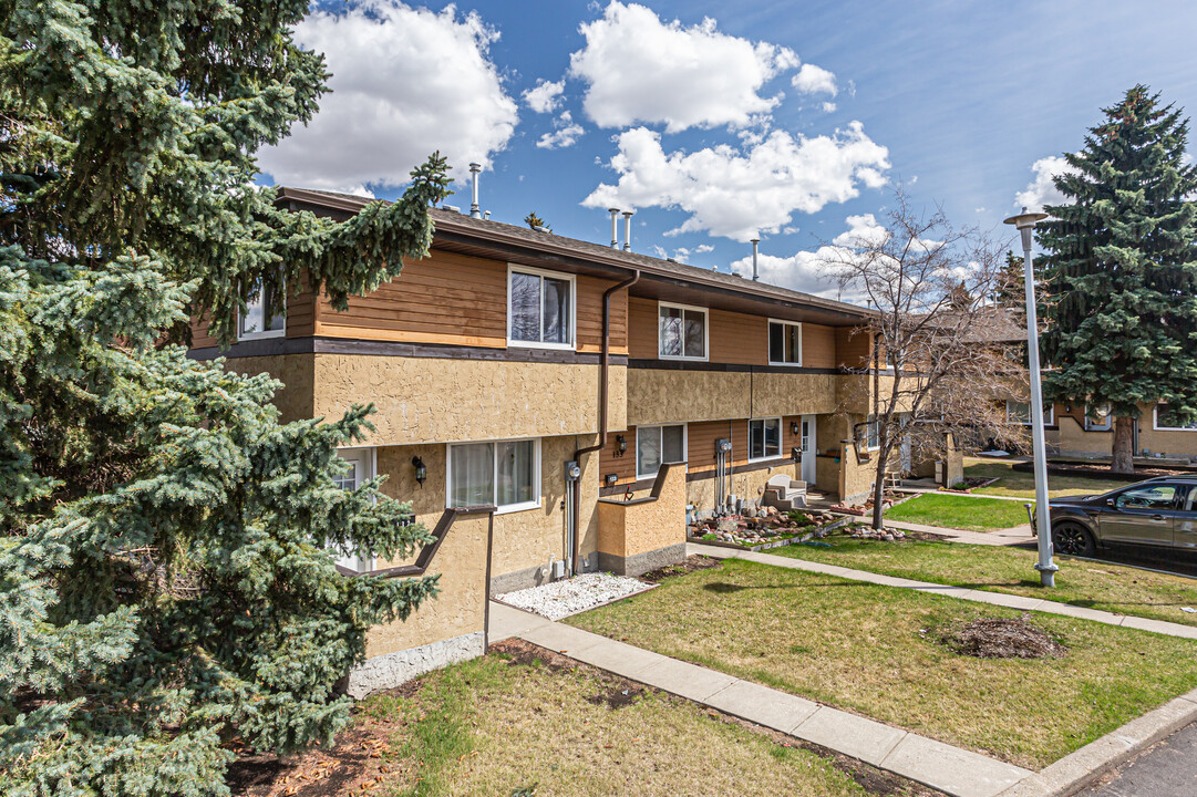 101-159 Woodborough Way NW in Edmonton, AB - Building Photo