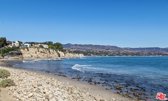 29221 Heathercliff Rd in Malibu, CA - Building Photo - Building Photo