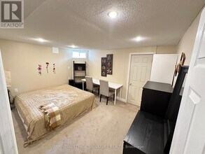 27 Kiwi Crescent in Richmond Hill, ON - Building Photo - Building Photo