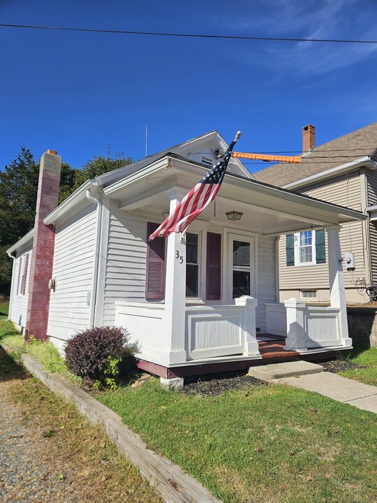 35 Salisbury Ave in Plainfield, CT - Building Photo
