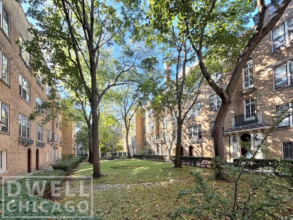 1601 W Thome Ave, Unit 2A in Chicago, IL - Building Photo