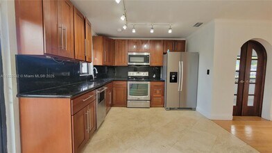 7161 Pershing St in Hollywood, FL - Foto de edificio - Building Photo