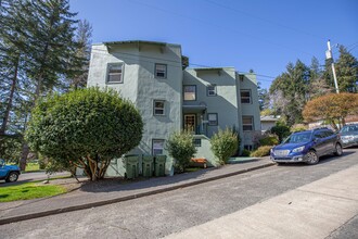 804 8th Ter in Coos Bay, OR - Building Photo - Building Photo