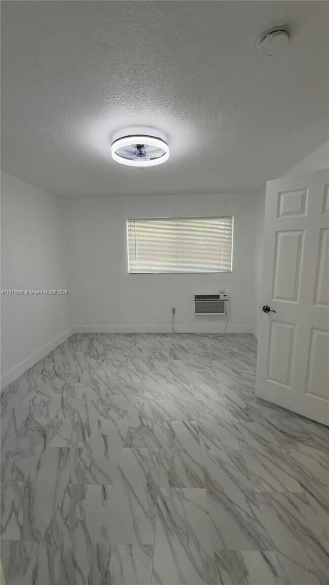 2160 NW 23rd Ave in Miami, FL - Foto de edificio - Building Photo