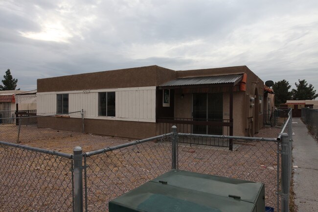 5217 W Cheyenne Ave in Las Vegas, NV - Building Photo - Building Photo