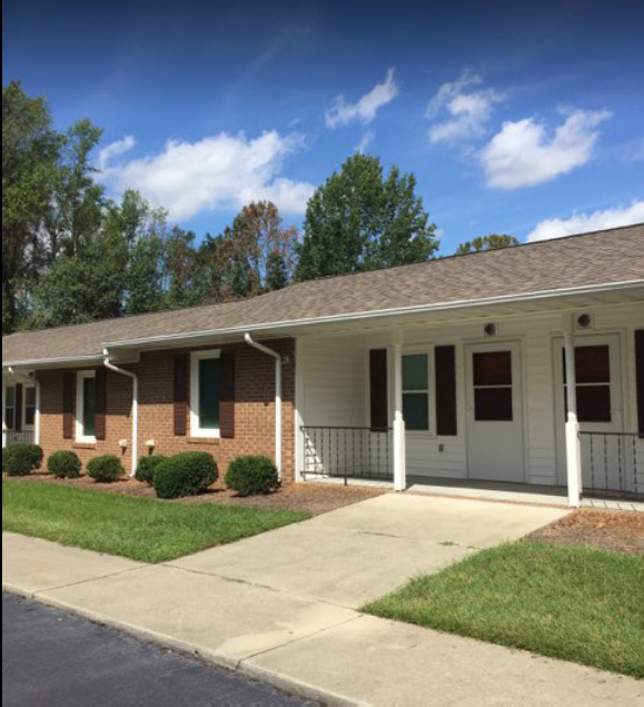 Hill Estates in Bladenboro, NC - Building Photo