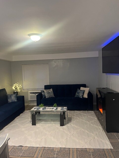 24-02-2428 28th St in Queens, NY - Foto de edificio - Building Photo