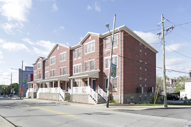 One Twelve College Avenue Apartments in Greensburg, PA - Foto de edificio - Building Photo