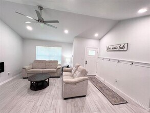 413 Laurel St in Bastrop, TX - Building Photo - Building Photo