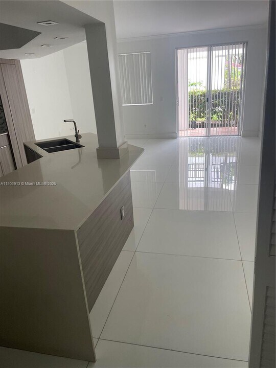 3155 NE 184th St in Aventura, FL - Building Photo
