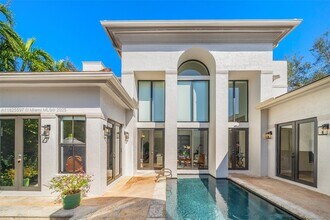 150 W Sunrise Ave in Coral Gables, FL - Foto de edificio - Building Photo