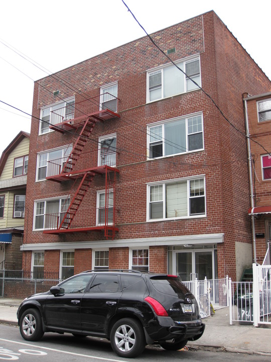 4024 74th St in Flushing, NY - Building Photo