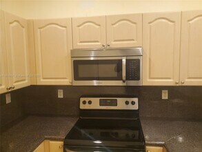 7150 NW 177th St in Hialeah, FL - Building Photo - Building Photo