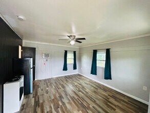 8010 SE US Hwy 301 in Hawthorne, FL - Foto de edificio - Building Photo