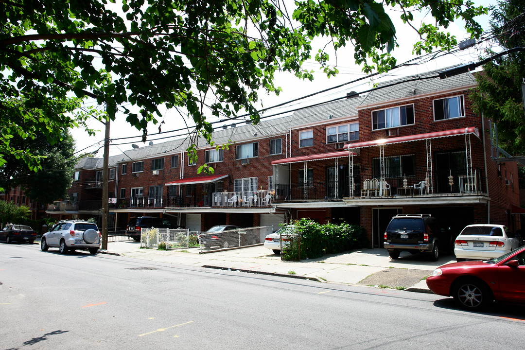 3814-3826 149th Pl in Flushing, NY - Foto de edificio