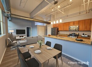 2323 West Pershing Road, Unit 104 in Chicago, IL - Foto de edificio - Building Photo