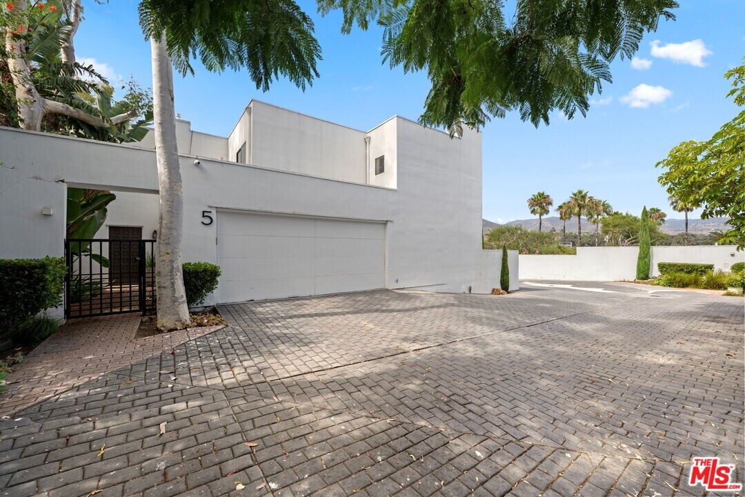 29221 Heathercliff Rd in Malibu, CA - Building Photo
