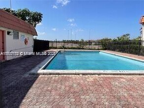 870 NE 207th Terrace in Miami, FL - Foto de edificio - Building Photo