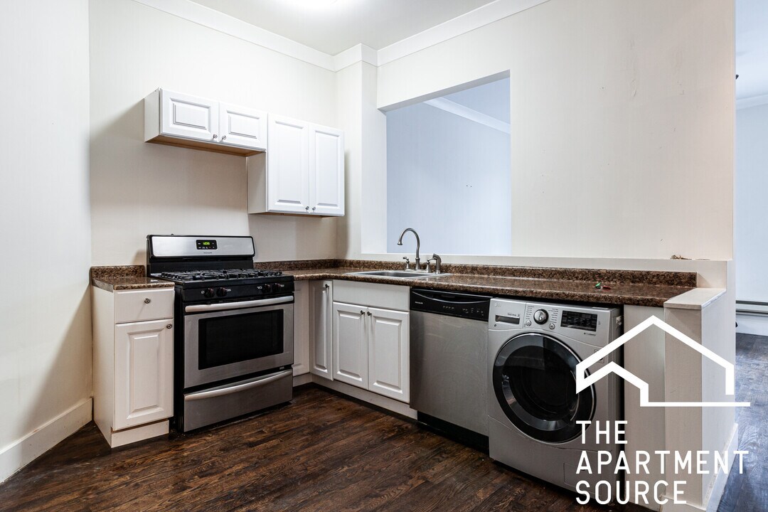2905 N Mildred Ave in Chicago, IL - Building Photo