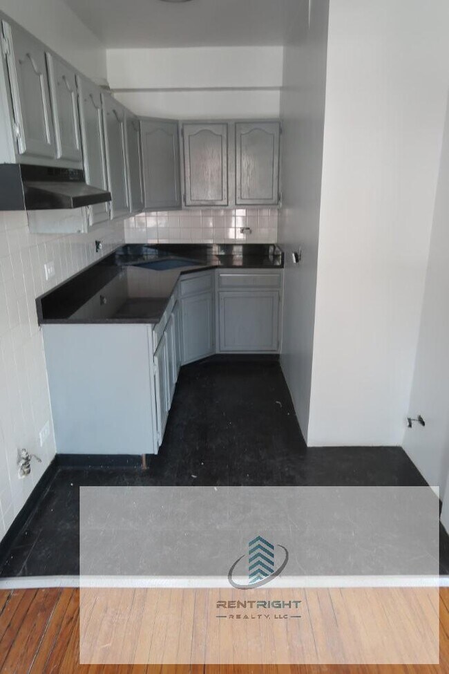 property at 426 W Briar Pl