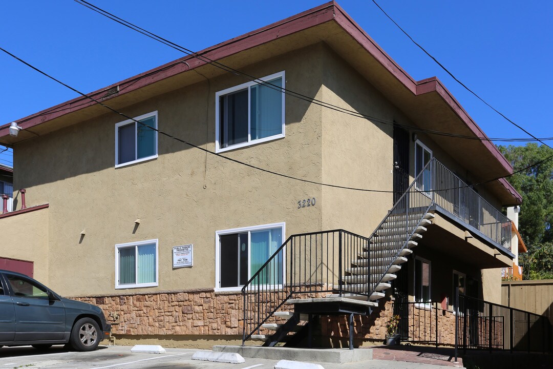 3204-3330 Highland Ave in San Diego, CA - Building Photo