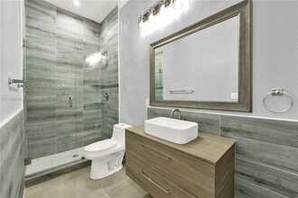11921 SW 82nd Rd in Miami, FL - Foto de edificio - Building Photo