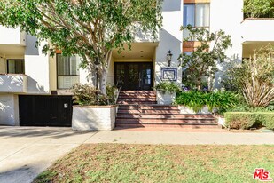 11755 Montana Ave in Los Angeles, CA - Building Photo