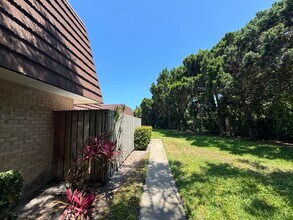 2110 21st Ln in Palm Beach Gardens, FL - Foto de edificio - Building Photo