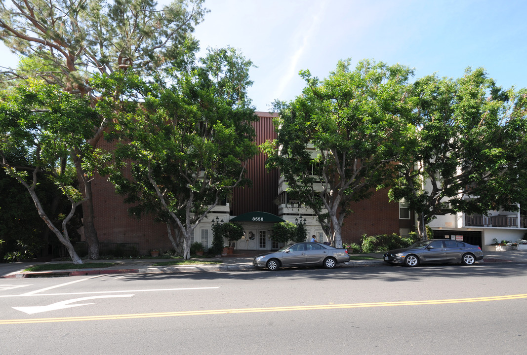 8530 Holloway Dr in West Hollywood, CA - Building Photo