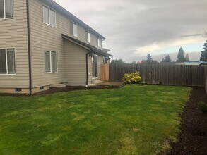 857 S 8th St in Harrisburg, OR - Building Photo - Building Photo