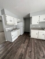 5437-5439 N Linwood Ave in Davenport, IA - Building Photo