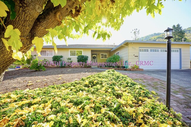 880 Tamarack Dr in San Rafael, CA - Foto de edificio - Building Photo