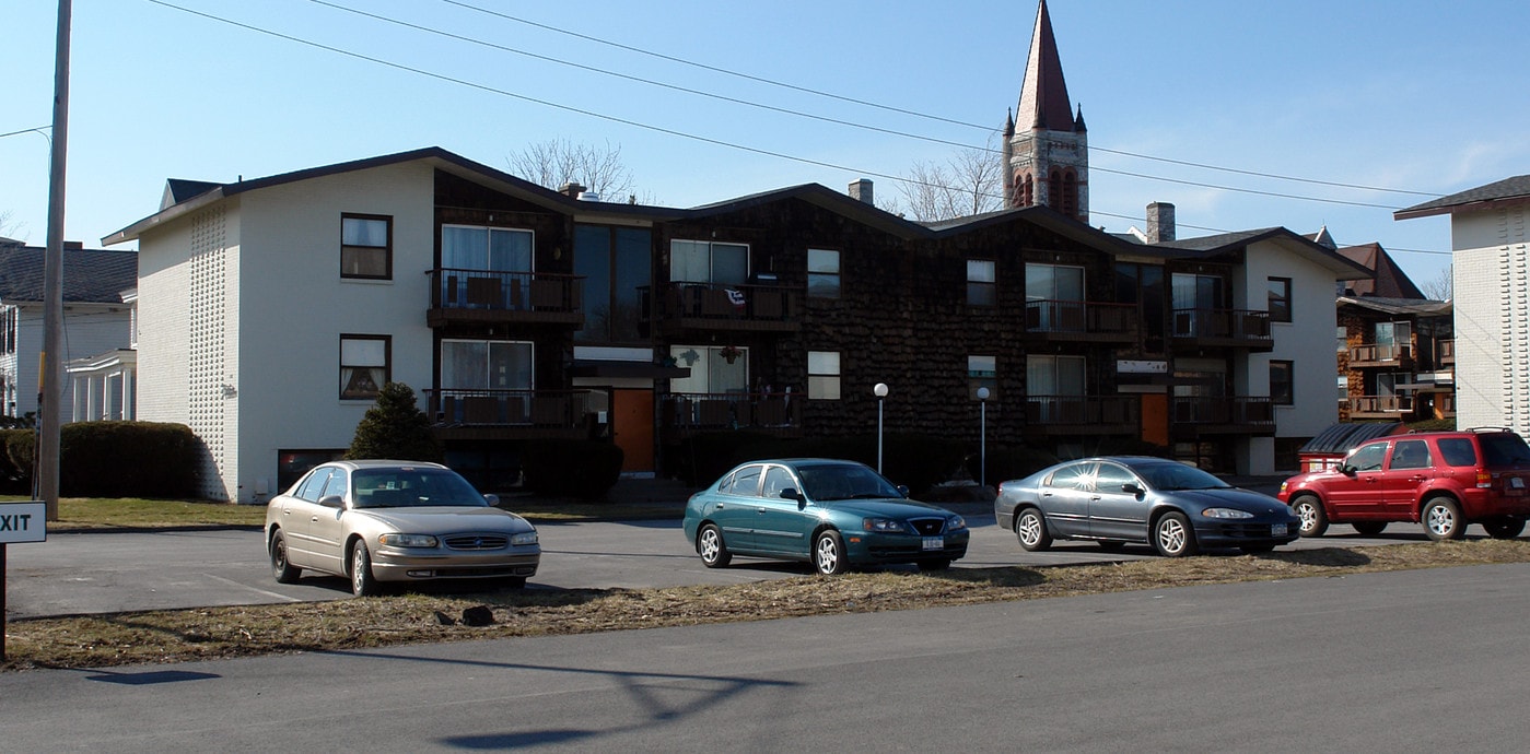 Clinton Court in Watertown, NY - Building Photo