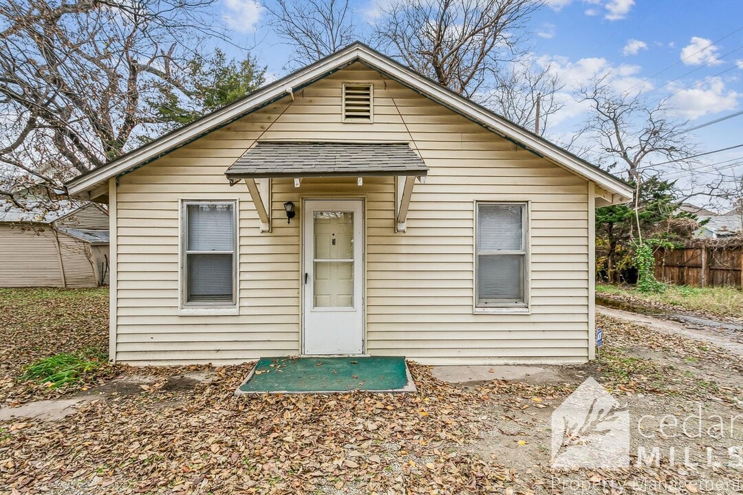 130 S Charles St in Wichita, KS - Building Photo