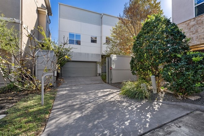 property at 162 Vieux Carre Dr