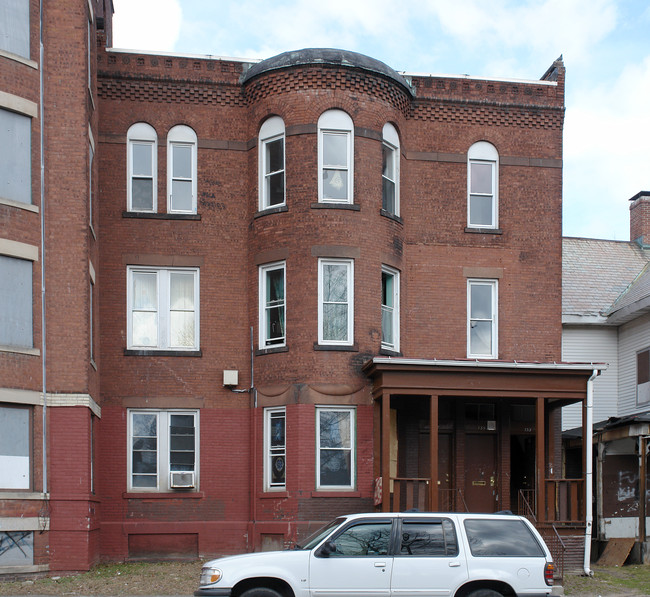 133-137 Pine St in Holyoke, MA - Foto de edificio - Building Photo