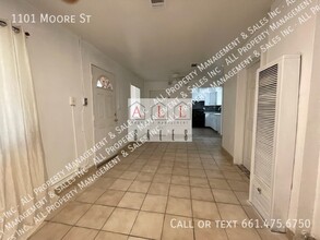 1101 Moore St in Bakersfield, CA - Building Photo - Building Photo