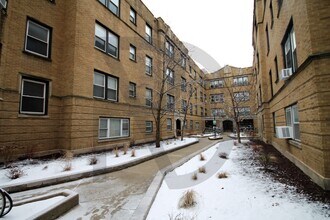 3921 N Pine Grove Ave, Unit #2 in Chicago, IL - Building Photo - Building Photo