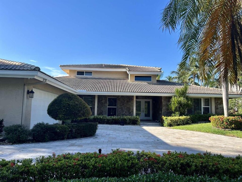 2527 Lakes Dr in Deerfield Beach, FL - Foto de edificio