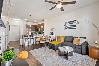 10640 Steppington Dr in Dallas, TX - Building Photo - Building Photo