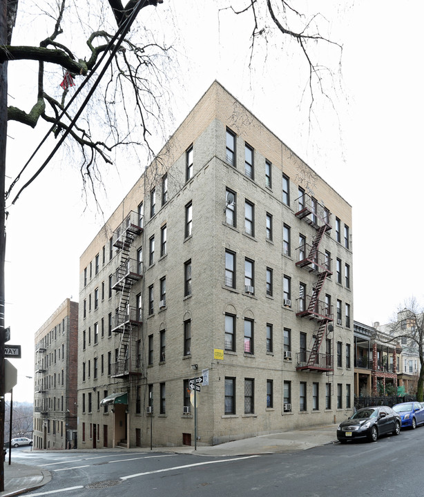 364 E 209th St in Bronx, NY - Building Photo