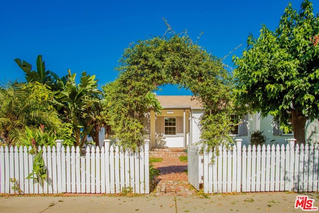 17841 Welby Way in Los Angeles, CA - Foto de edificio - Building Photo