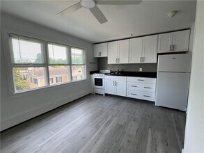 38 Rhode Island Ave in Newport, RI - Building Photo - Building Photo